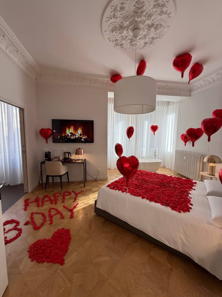 camera romantica decorata con palloncini a cuore e petali di rose all’Hotel delle Nazioni Milano
