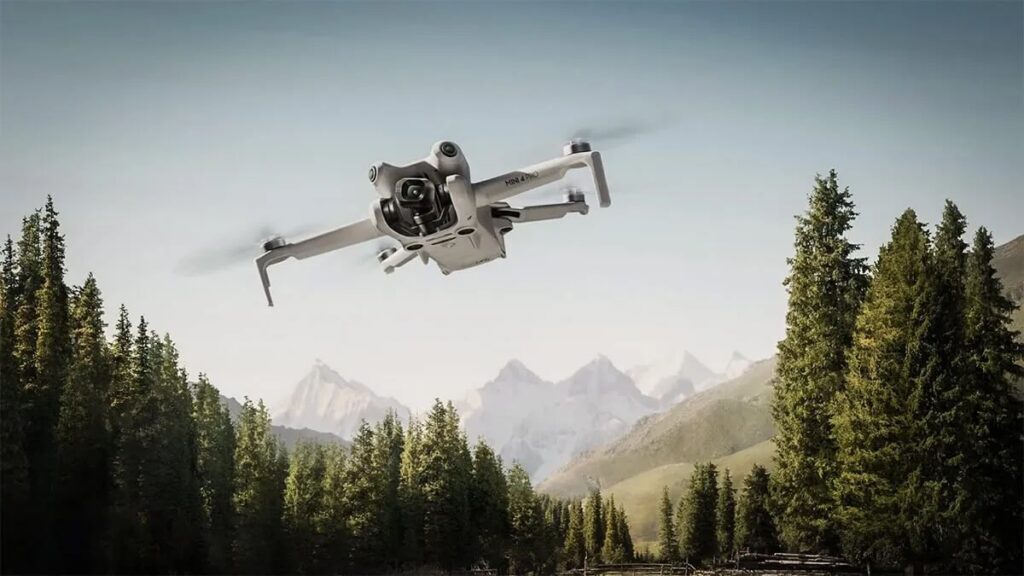 Drone in viaggio sopra un paesaggio naturale durante una vacanza