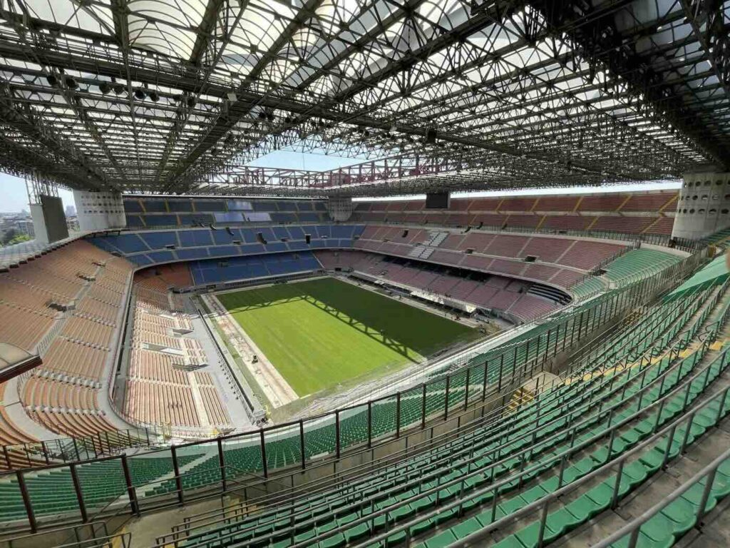Interno dello Stadio San Siro con vista sulle tribune