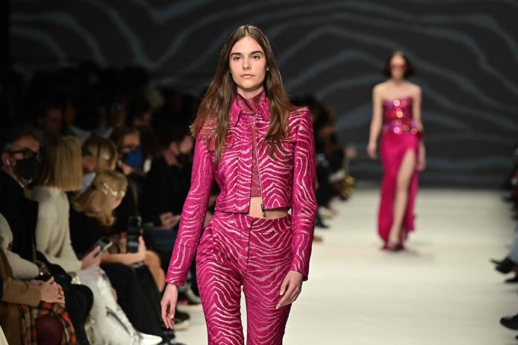 Modella in passerella alla Milano Fashion Week Womens 2026
