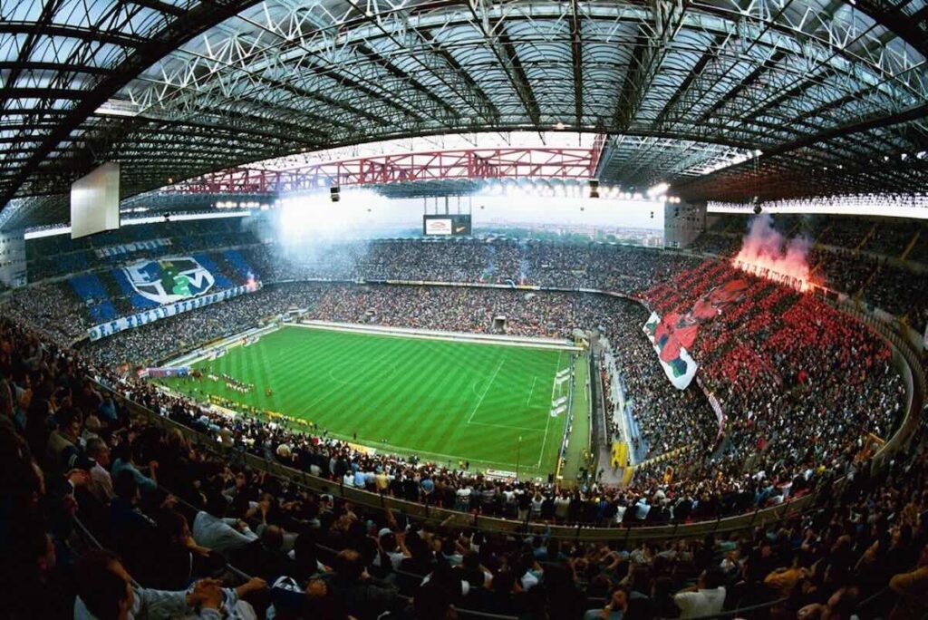 Partita di calcio a San Siro Partita di calcio a San Siro con tifosi sugli spalti